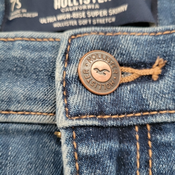 Hollister ultra high rise distress jean - Picture 3 of 8